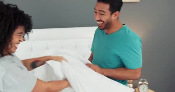 Walka Poduszki Szczęśliwa Para Sypialnia Bawią Się Razem Uśmiechają Się — Wideo stockowe