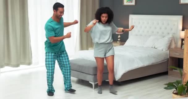 침실의 에너지 흥분되어 재미있는 아파트 이사하는 장난스럽게 행동하는 에서의 즐거운 — 비디오
