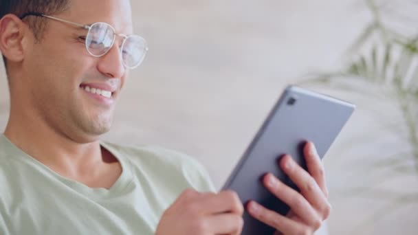 Inicio Wifi Tableta Hombre Aplicación Móvil Digital Viendo Videos Divertidos — Vídeos de Stock