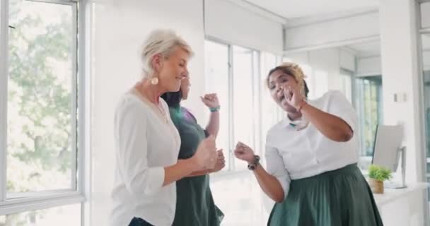 オフィスで一緒に成功 会社の目標や販売のための創造的なビジネス女性 ダンスや歌 成功したキャリアやチームの達成のためにダンスで祝う幸せな従業員の女性のグループ — ストック動画