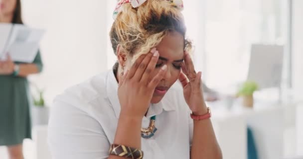 Burnout Headache Depression Black Woman Office Building Headache Deadline Stress — Stock Video