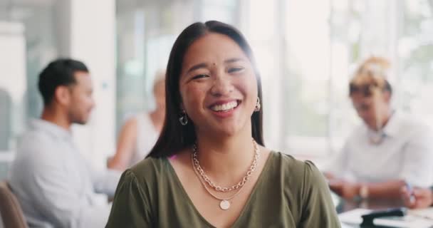 Glücklich Lächelnd Und Gesicht Der Mitarbeiter Bei Einem Besprechungstermin Konferenzraum — Stockvideo