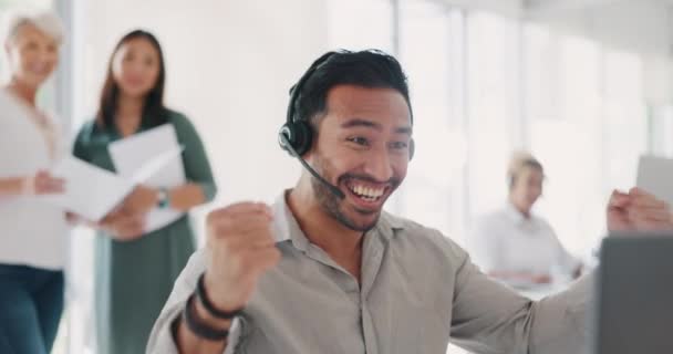 成功和男人在呼叫中心为目标 奖金和销售与员工一起庆祝胜利 与我们联系 客户关系管理和电话营销客户支持男女在计算机上 — 图库视频影像