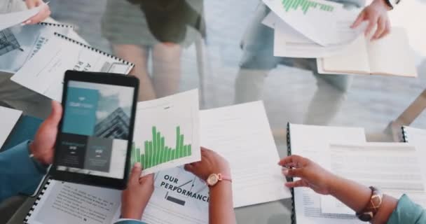 Financiële Bijeenkomst Handen Digitale Tablet Met Beoordeling Van Financiën Verslag — Stockvideo