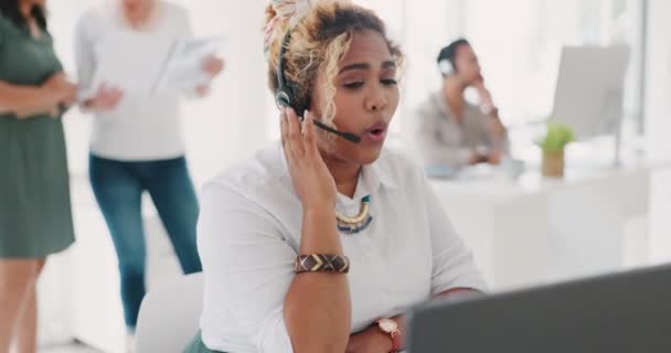 Customer Service Telemarketing Agent Phone Call Advice Help Desk Support — Stock Video