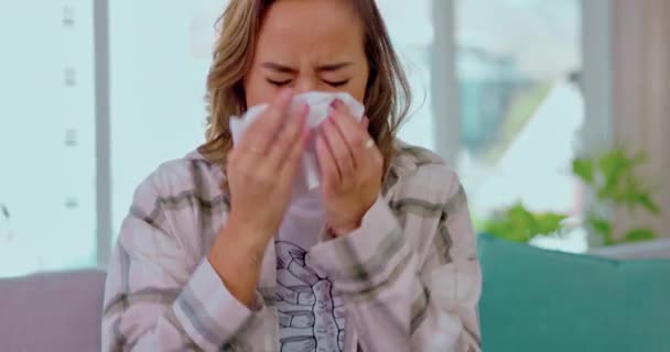 Grippe Niesen Und Eine Kranke Frau Die Während Des Kolibakteriums — Stockvideo