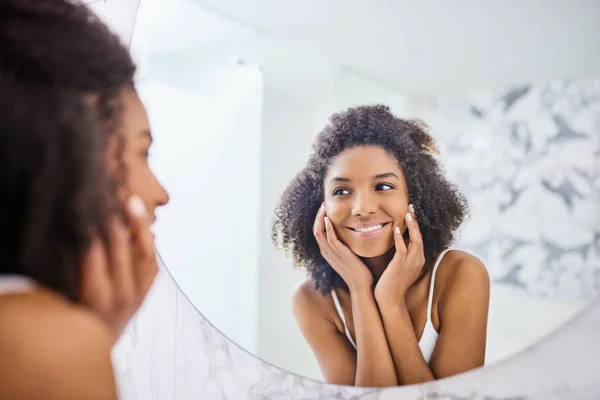 Ξεκινήστε Μέρα Λαμπερό Δέρμα Μια Ελκυστική Νεαρή Γυναίκα Θαυμάζοντας Πρόσωπό — Φωτογραφία Αρχείου