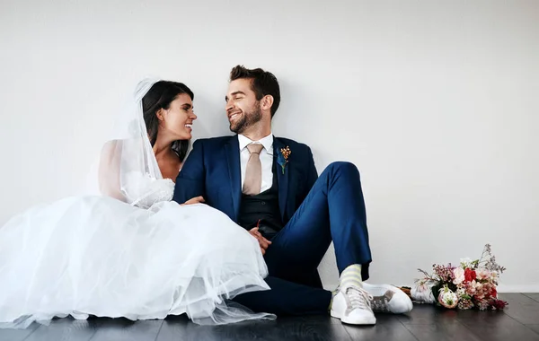 Also Kommt Als Nächstes Studioaufnahme Eines Frisch Verheirateten Jungen Paares — Stockfoto
