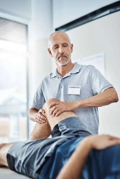 Skulle Ett Steg Taget Fysioterapeut Som Behandlar Patient — Stockfoto