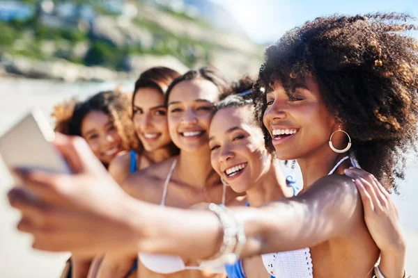 サマーガールチーム 幸せな若い女性たちがビーチに集まり — ストック写真