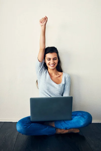 Отримую Стільки Угод Онлайн Молода Жінка Сидить Підлозі Використовуючи Ноутбук — стокове фото