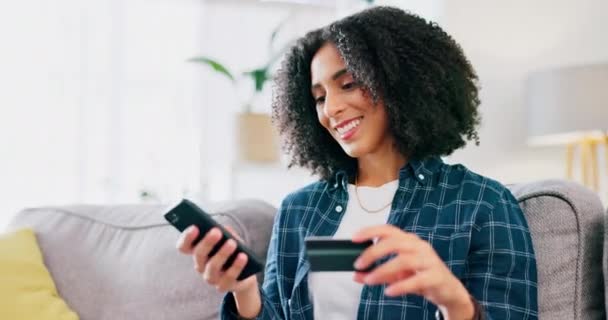 Cartão Crédito Telefone Mulher Feliz Fazendo Compras Line Aplicativo Comércio — Vídeo de Stock