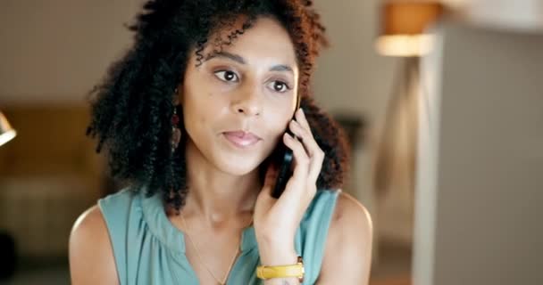 Llamada Telefónica Computadora Mujer Oficina Nocturna Para Comunicación Negocios Soporte — Vídeos de Stock