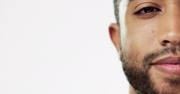 Обличчя Гардероб Людина Студії Догляду Шкірою Щасливі Сміються Білого Фону — стокове відео