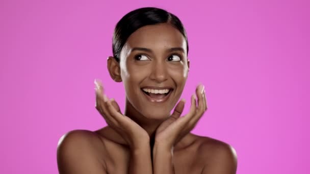 Gezicht Schoonheid Speels Met Een Model Vrouw Studio Een Roze — Stockvideo