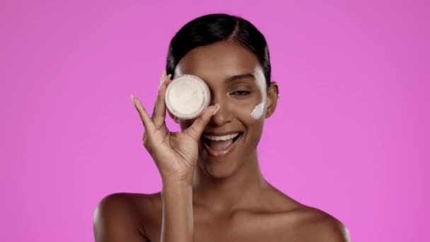 Skincare Aplicação Rosto Uma Mulher Com Creme Isolado Fundo Rosa — Vídeo de Stock