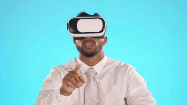 Виртуальная Реальность Бизнесмен Студии Изолированы Синем Фоне Metaverse Мужчина Профессионал — стоковое видео