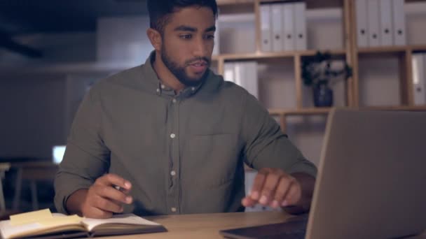 Nacht Schrijven Denken Man Laptop Voor Digitaal Marktonderzoek Website Zakelijke — Stockvideo