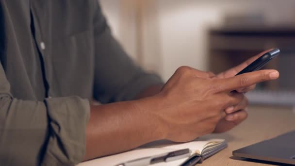 Smartphone Στα Χέρια Δακτυλογράφηση Και Συνομιλία Άνθρωπος Στο Γραφείο Κατά — Αρχείο Βίντεο