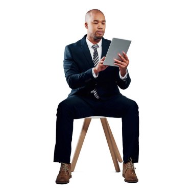 Profesyonel işadamı doğru cihazı kullanır. Genç ve yakışıklı bir iş adamının beyaz bir arkaplanda tablet kullanırken çekilmiş bir fotoğrafı.