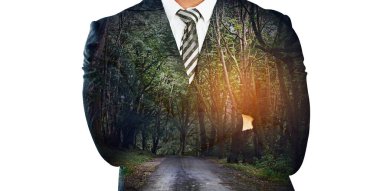 İş seyahatin seni nereye götürecek? Tanınmayan bir iş adamı, beyaz bir arka planda bir ormanın üzerine yerleştirilmiş.