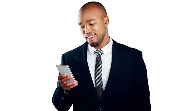 スタイリッシュかつ技術に精通 白い背景を背景に携帯電話を使用してハンサムな若いビジネスマンのスタジオショット — ストック写真