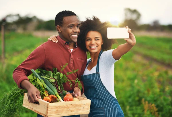 Selfies Går Aldrig Säsongen Ett Kärleksfullt Ungt Par Som Tar — Stockfoto