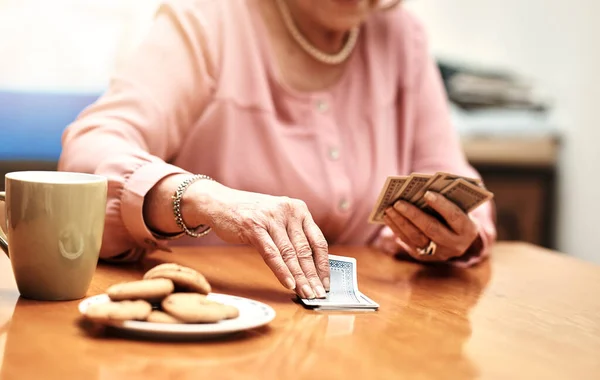 Pracuje Své Karetní Hře Nerozpoznatelná Seniorka Hraní Karet Domově Důchodců — Stock fotografie
