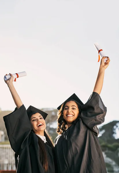 大きな夢を大きく達成する 卒業の日に卒業を祝う2人の学生の肖像 — ストック写真