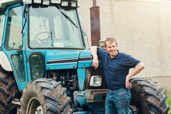 Není Krasavice Portrét Veselého Mladého Farmáře Pózujícího Vedle Svého Traktoru — Stock fotografie
