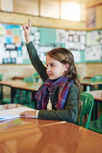彼女は授業で質問をするのを恐れない クラスで手を挙げてる可愛い小学生が — ストック写真