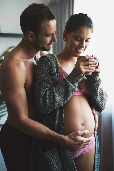 Cómo Bebé Joven Guapo Que Ama Esposa Embarazada Dormitorio —  Fotos de Stock