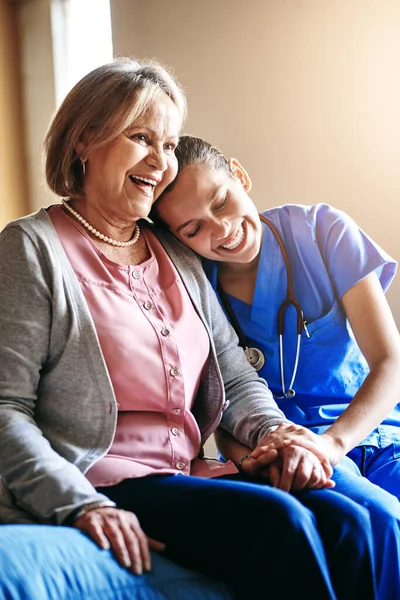 Vínculo Entre Enfermeira Paciente Uma Enfermeira Conversando Com Seu Paciente — Fotografia de Stock