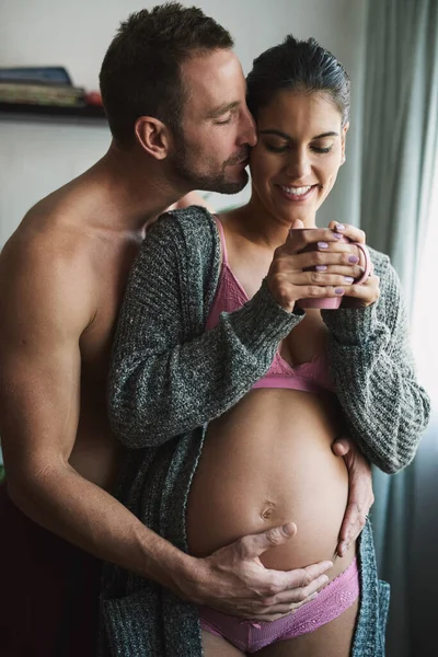 Este Bebé Terão Tudo Jovem Bonito Amando Sua Esposa Grávida — Fotografia de Stock