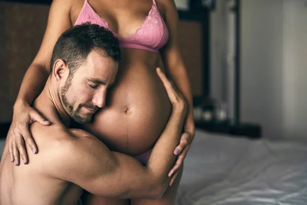 Babalığı Kucaklamak Yakışıklı Bir Genç Adam Hamile Karısını Yatak Odasında — Stok fotoğraf