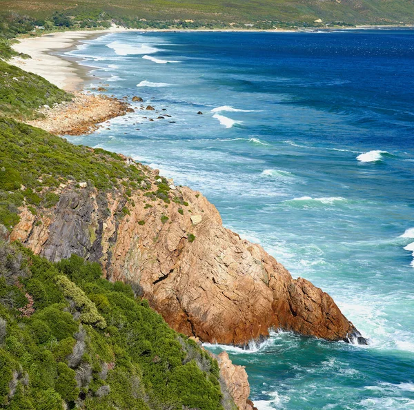 西开普省的岩石海岸线 在南非西开普省 海浪冲撞着一个岩石的海岸线 — 图库照片
