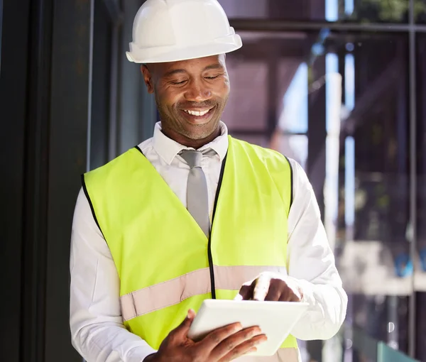 Μαύρος Χαμογελαστός Και Μηχανικός Tablet Εργάτης Οικοδομών Εργολάβος Στο Γραφείο — Φωτογραφία Αρχείου