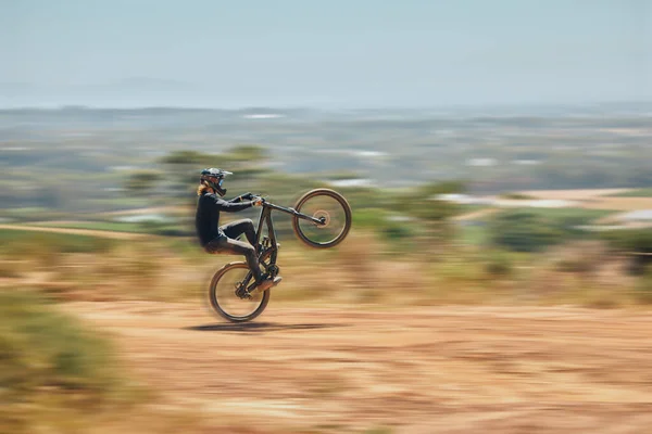 Extremsport Fahrrad Und Männerradfahren Auf Dem Land Für Fitness Stunts — Stockfoto