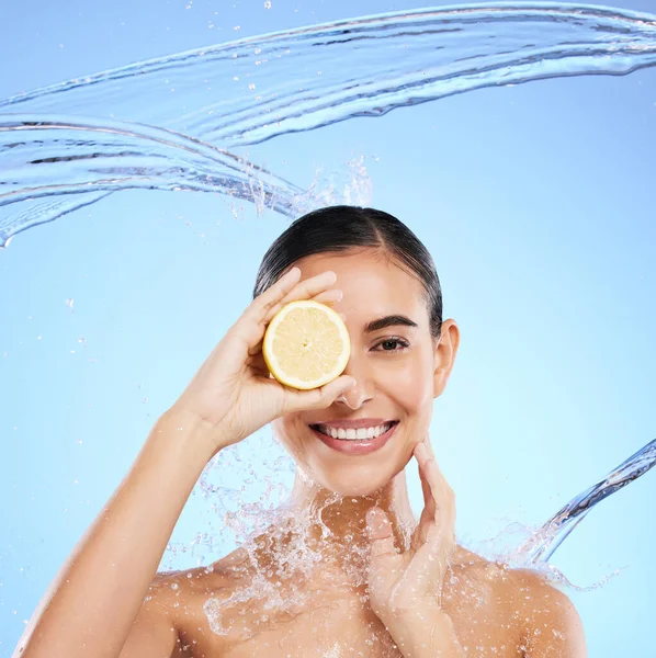 Shower Lemon Dan Percikan Air Dengan Potret Wanita Studio Untuk — Stok Foto