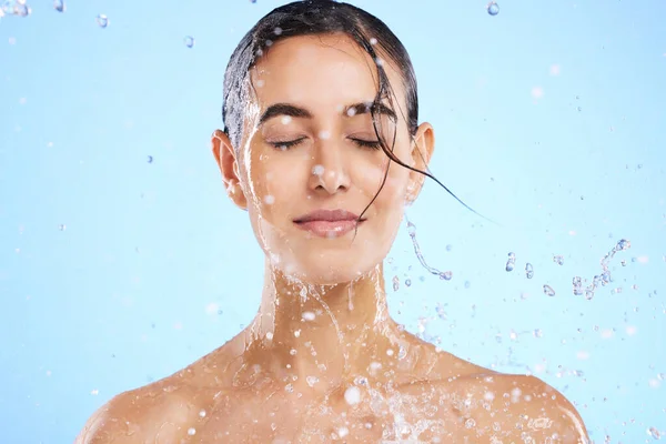 Wasserspritzer Schönheit Und Hautpflege Mit Einer Frau Studio Auf Blauem — Stockfoto