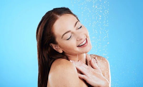 Waterdruppel Douche Vrolijke Vrouw Wassen Haar Lichaam Huidverzorging Zelfverzorging Geïsoleerd — Stockfoto