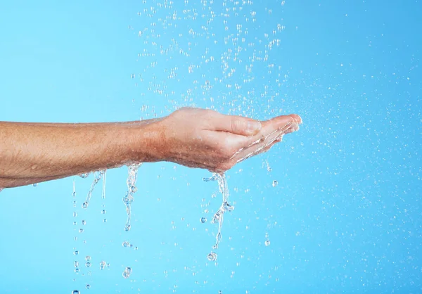Γυναικεία Χέρια Καθαρισμός Και Νερό Στούντιο Για Περιποίηση Δέρματος Ασφάλεια — Φωτογραφία Αρχείου