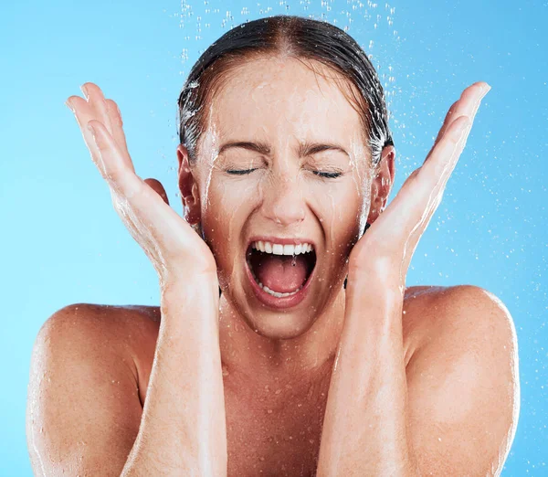 淋浴器 水和兴奋的女人在工作室里从清洁和护肤中感到快乐 面部皮肤科和蓝色背景自理模型尖叫的健康 飞溅及美容例程 — 图库照片