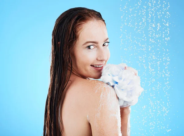 Vrouw Douche Portret Met Spons Zeep Hygiëne Waterdruppels Met Huidverzorging — Stockfoto