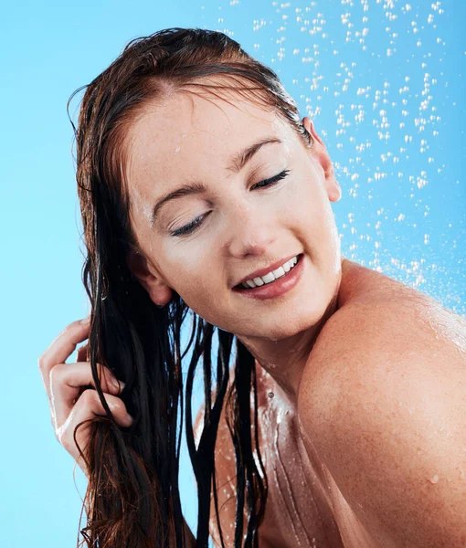 Prysznic Pielęgnacja Włosów Woda Kobieta Studio Czuje Się Szczęśliwy Czyszczenia — Zdjęcie stockowe