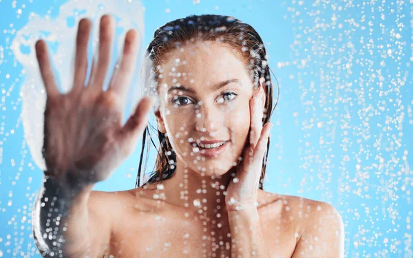Dusche Porträt Wassertropfen Und Frau Hand Gegen Glas Tun Hautreinigung — Stockfoto