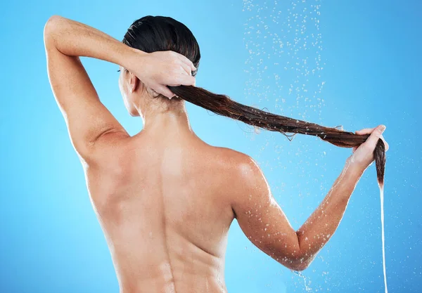 Prysznic Kobieta Spłukująca Włosy Tyłu Niebieskie Tło Porannej Rutynie Łazienki — Zdjęcie stockowe