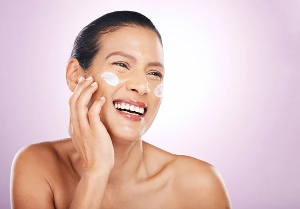 Sonrisa Facial Crema Cuidado Piel Mujer Estudio Aislado Sobre Fondo — Foto de Stock