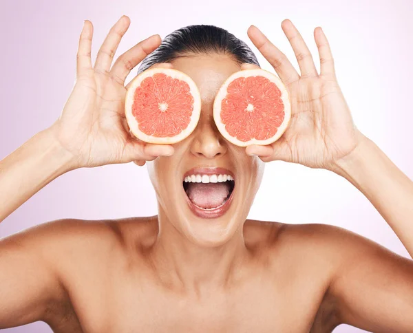 Wajah Tertawa Grapefruit Dan Skincare Wanita Studio Terisolasi Pada Latar — Stok Foto