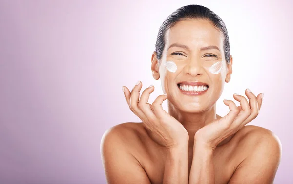 Sonrisa Facial Crema Cuidado Piel Mujer Estudio Aislado Sobre Una — Foto de Stock
